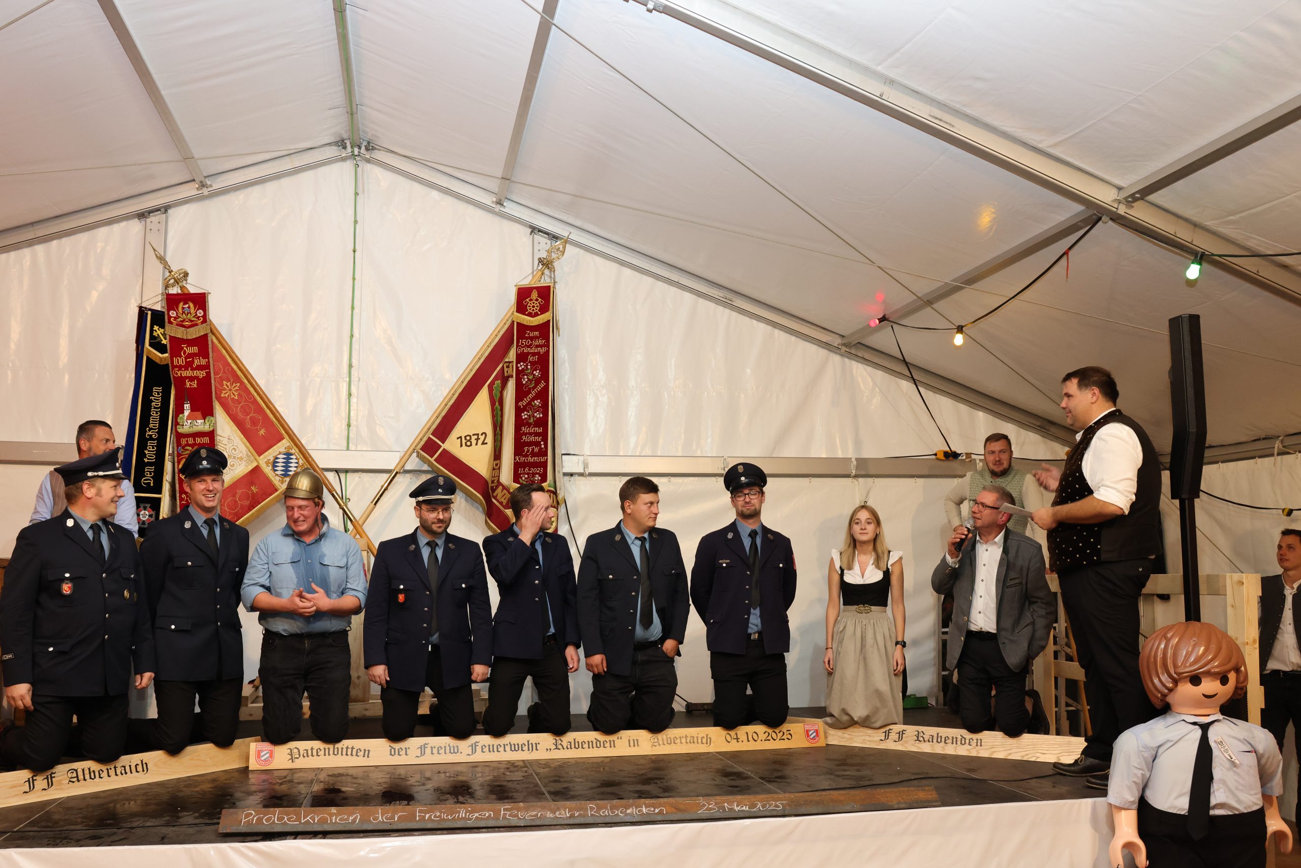 Kniend von links: 1. Kdt. Florian Haller, Markus Fischer, 1. Vorstand Alois Müller jun., 2. Kdt. Franz Mühlberger, Festleiter Josef Bernauer jun., Alexander Kühler, Lorenz Schweikl, Festbraut Sophia Wastlschmid, Schirmherr Stephan Bierschneider